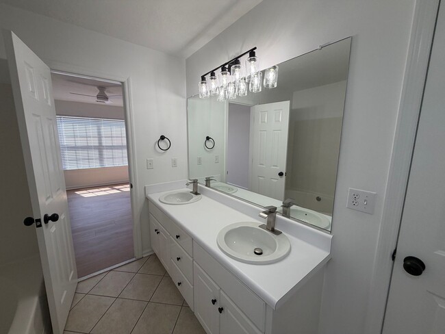 Building Photo - Immaculate townhome in Bay Hill