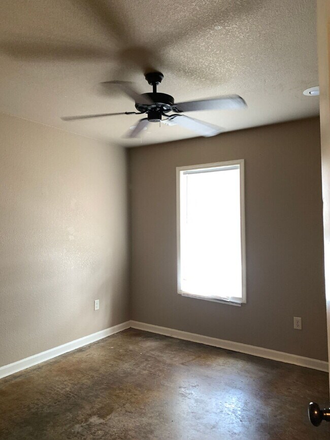 Building Photo - "Charming 2-Bedroom Gem with Granite Touches in Jonesboro!"
