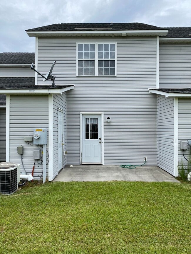 Building Photo - Splendid on Springwood