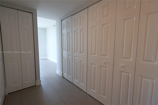 Building Photo - 20515 E Country Club Dr
