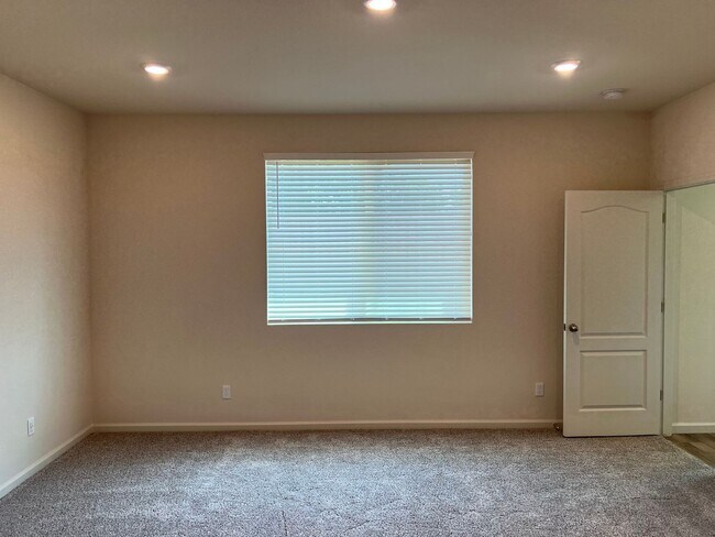 Building Photo - Gorgeous Newer Meadowlands, Residence 3 Mo...
