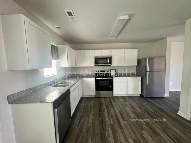 Building Photo - Beautiful 3b Room!Move in ready!