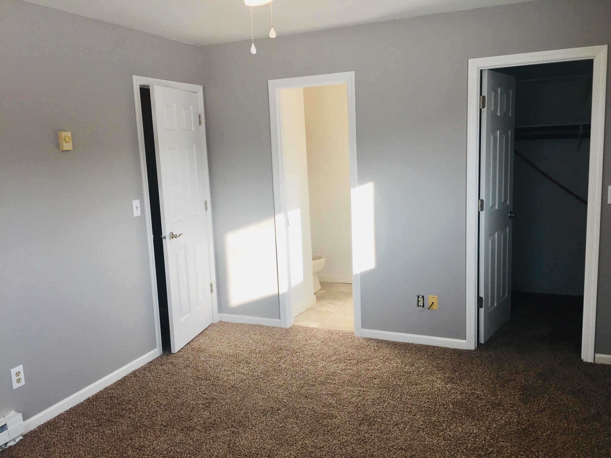 Master bedroom - 329 E Green Meadow Dr