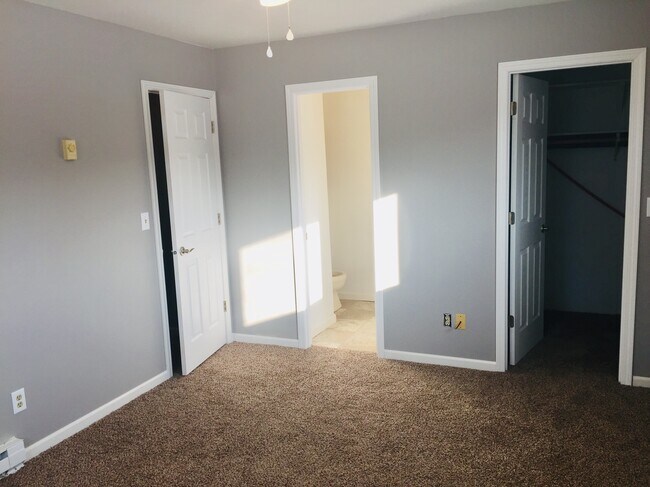 Master bedroom - 329 E Green Meadow Dr