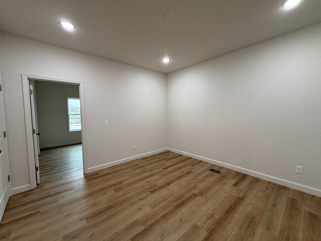 Building Photo - 325 Houghton St