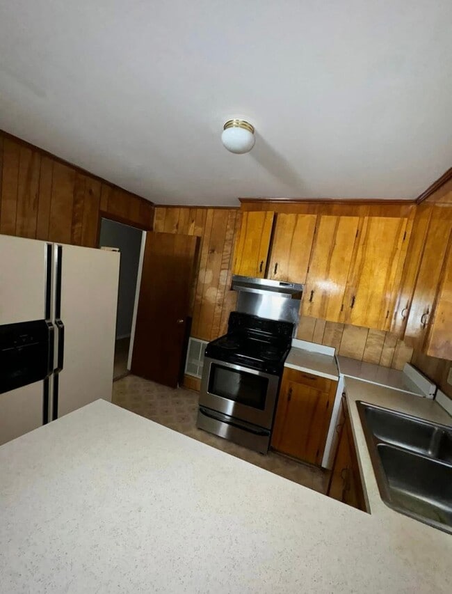 Building Photo - 3 Bed 2 Bath Brick Home