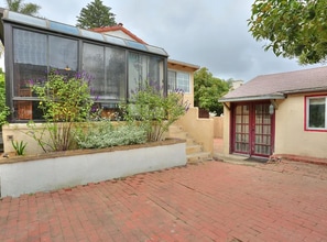 Building Photo - Charming Westside ADU with Private Backyard
