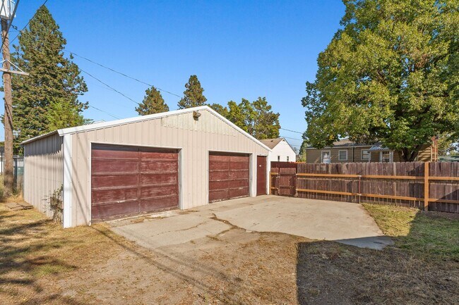 Building Photo - The Garland Bleu 3 bedroom home