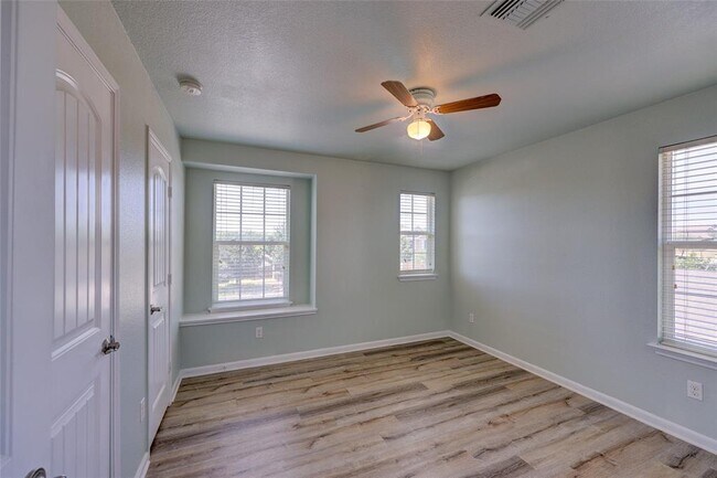 Building Photo - 455 Gina Dr