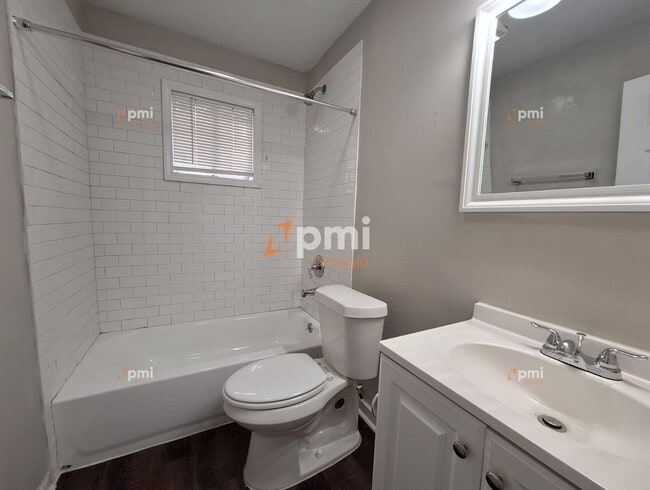 Building Photo - 217 Greenbriar Dr