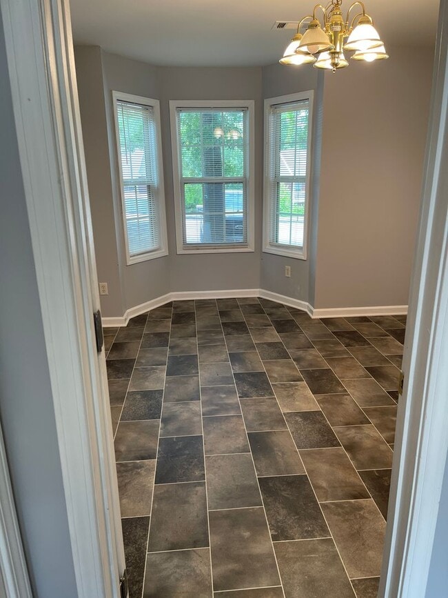 Building Photo - Spacious Townhouse