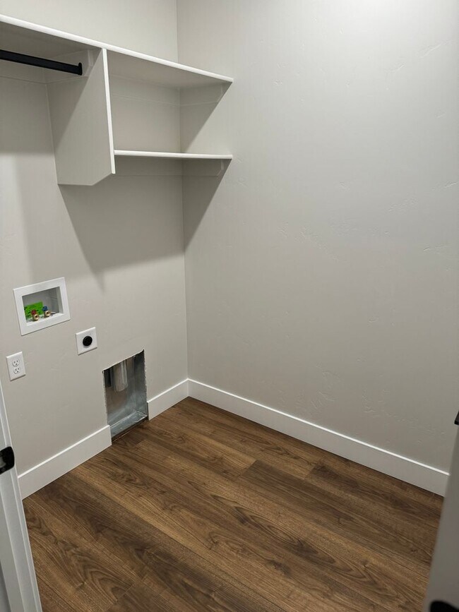 Building Photo - BEAUTIFUL 3 Bed 2 Bath Twin home in Sugar city!