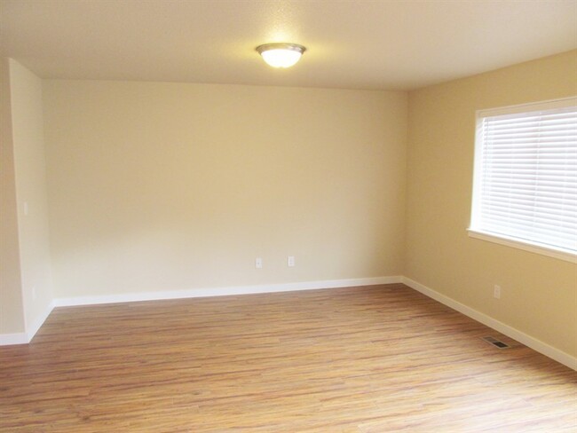 Building Photo - 3 Bed 2.5 Bath  Townhome Near Vancouver Ma...