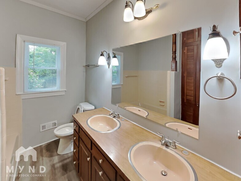 Building Photo - 127 Forest Hills Dr