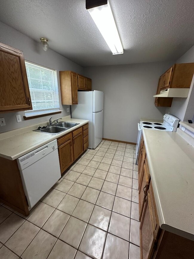 Building Photo - 106 S Woods Ct