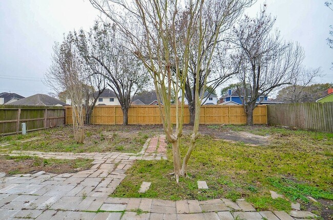 Building Photo - 818 Overland St