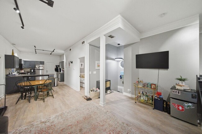 Building Photo - 2728 N Wilton Ave