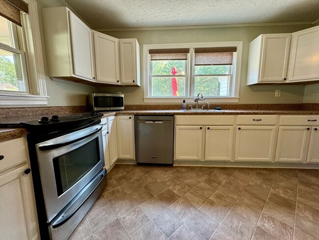 Building Photo - Quaint Country Cottage On Large Lot Near Downtown Blacksburg