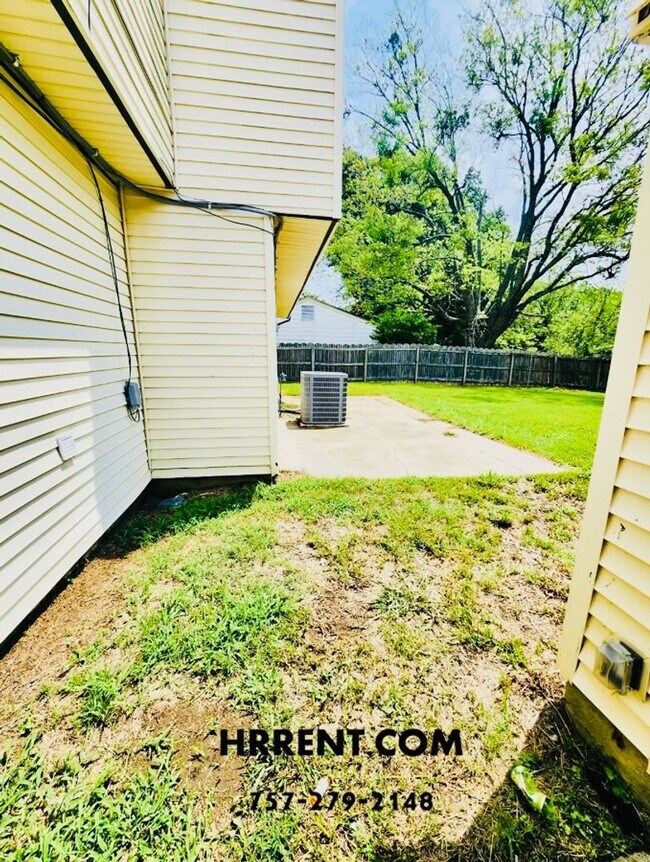 Building Photo - Amazing 6 Bedroom 3 Bathroom Two Story Hom...