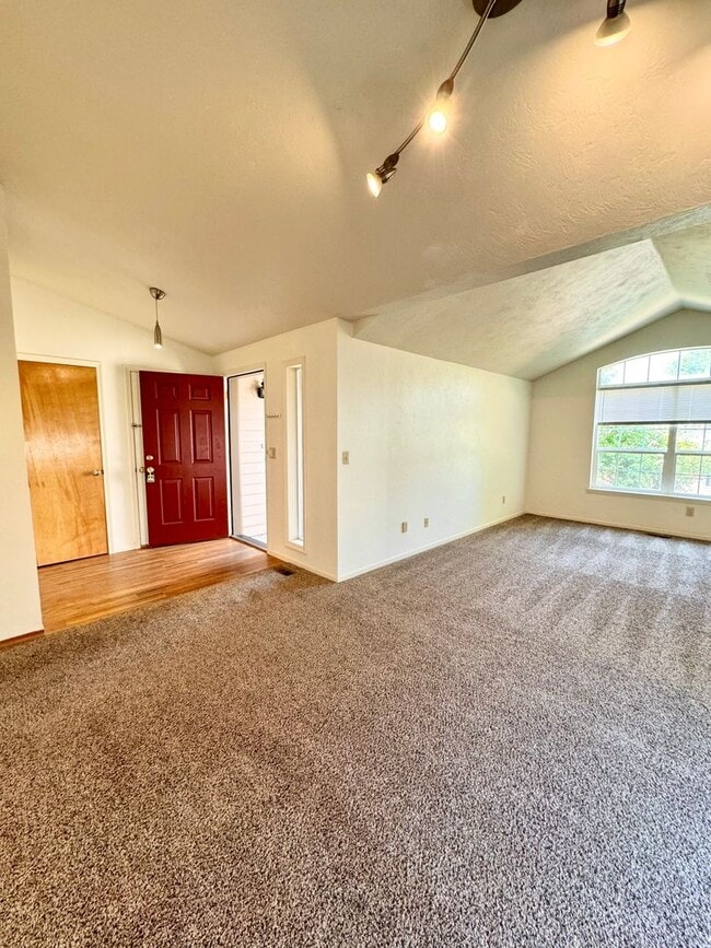 Building Photo - Gorgeous 3 Bed 2 Bath Home Near Shopping and Schools!