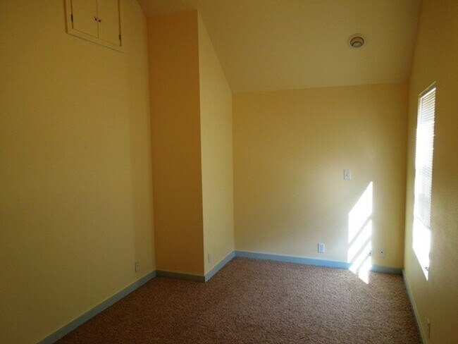 Building Photo - 1 Bedroom Apartment in the Country