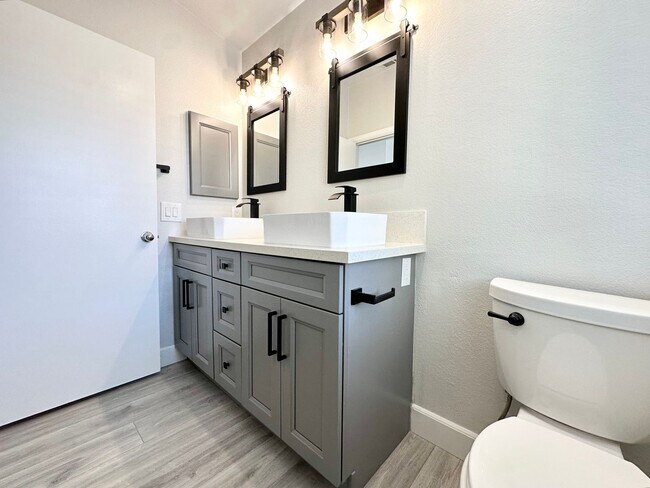 Building Photo - AVAILABLE NOW !! STUNNING 4 Bedroom 2 Bathroom POOL home in La Quinta