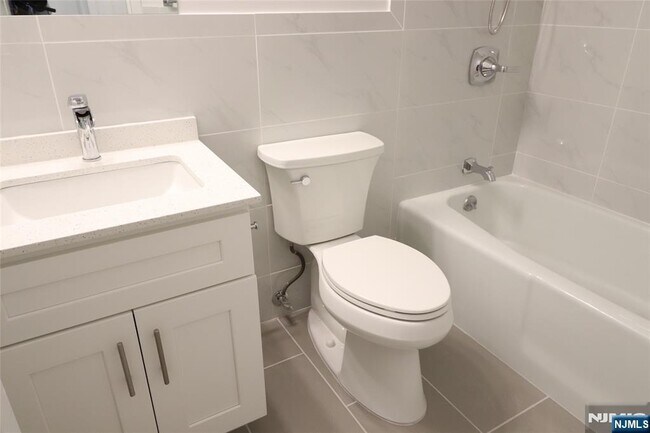 Building Photo - 1600 Center St