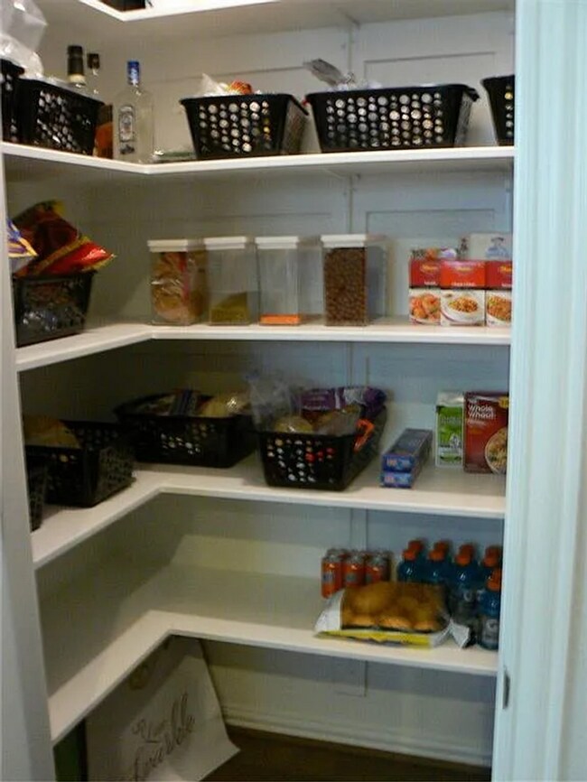 Building Photo - Coming Soon 4BR/2.5BA w/ Fenced Yard + Assigned Parking in Round Rock, TX