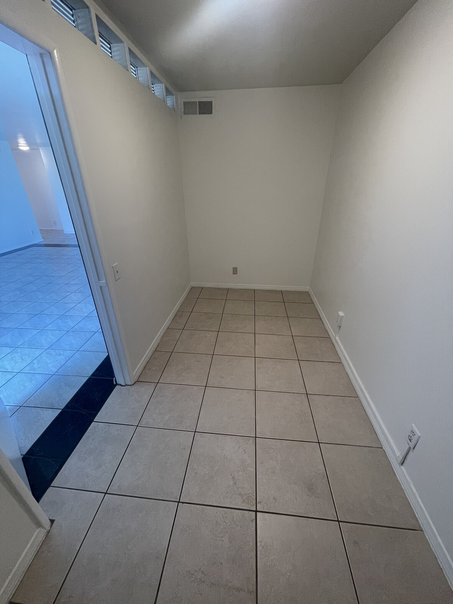 Building Photo - 100 S Doheny Dr