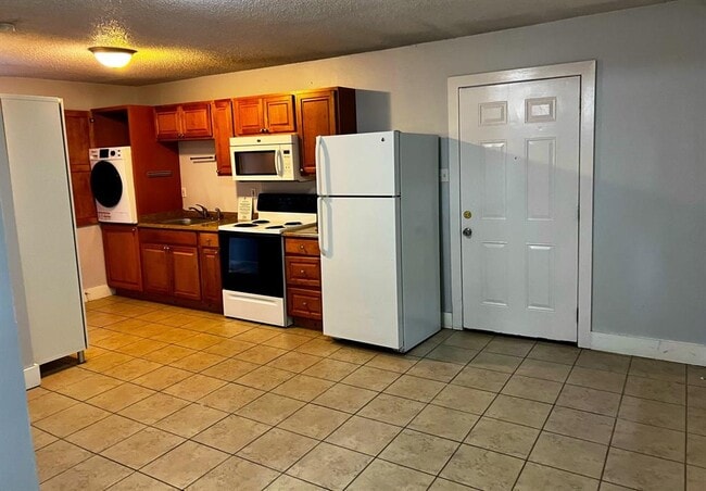 Primary Photo - 1900 Alguno Rd