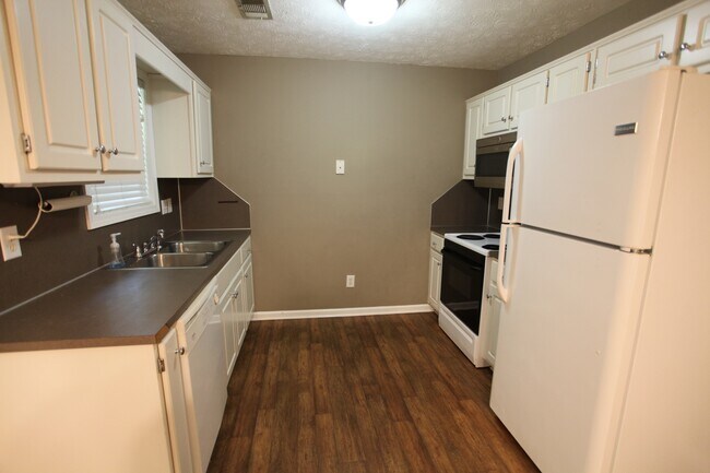 Building Photo - Conveniently Located Three Bedroom House Available this August!