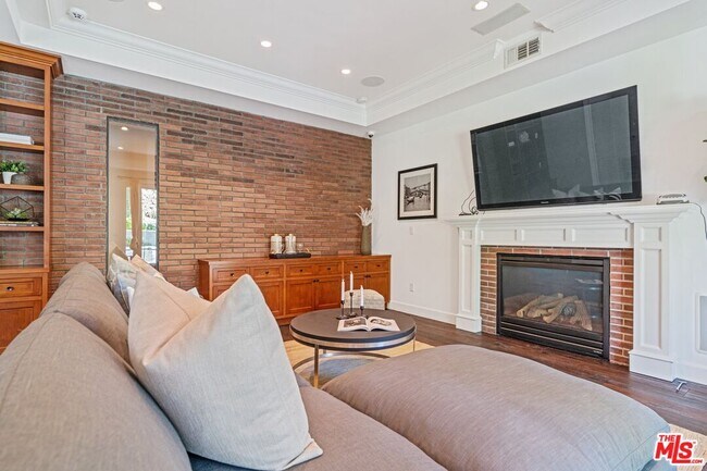 Building Photo - 14917 Valley Vista Blvd