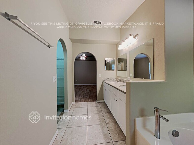 Building Photo - 4716 Four Lakes Dr