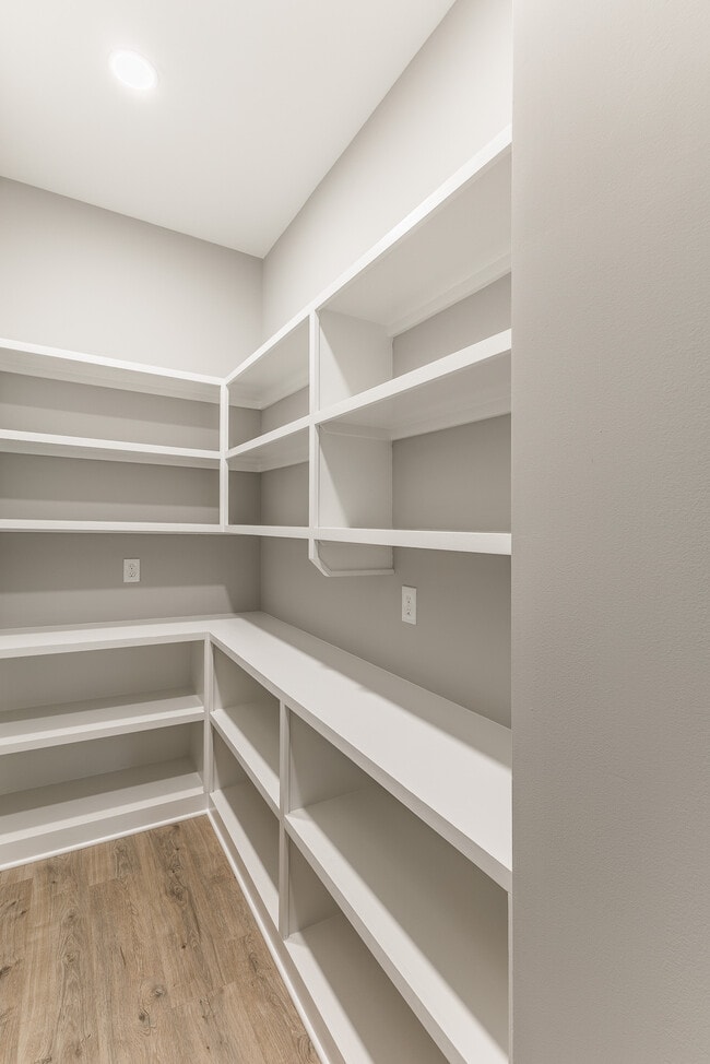 Building Photo - 592 River Watch Way