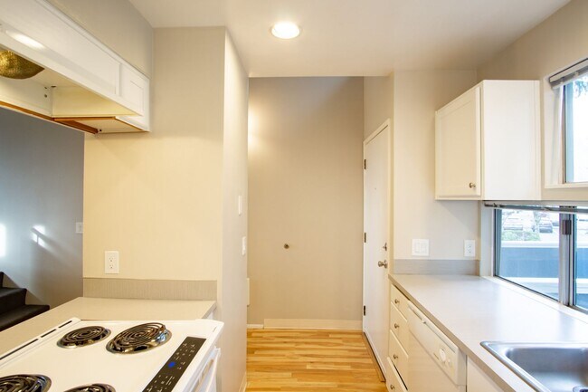 Building Photo - Fantastic Lake Oswego 2Bdr w/Fireplace, Dishwasher & W/D + Balcony