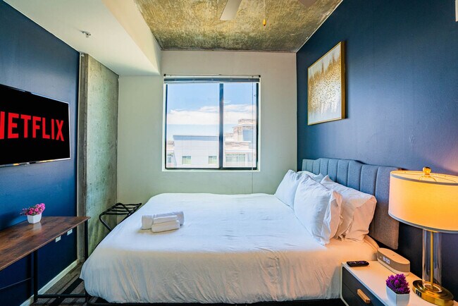 Building Photo - 333 E Roosevelt St