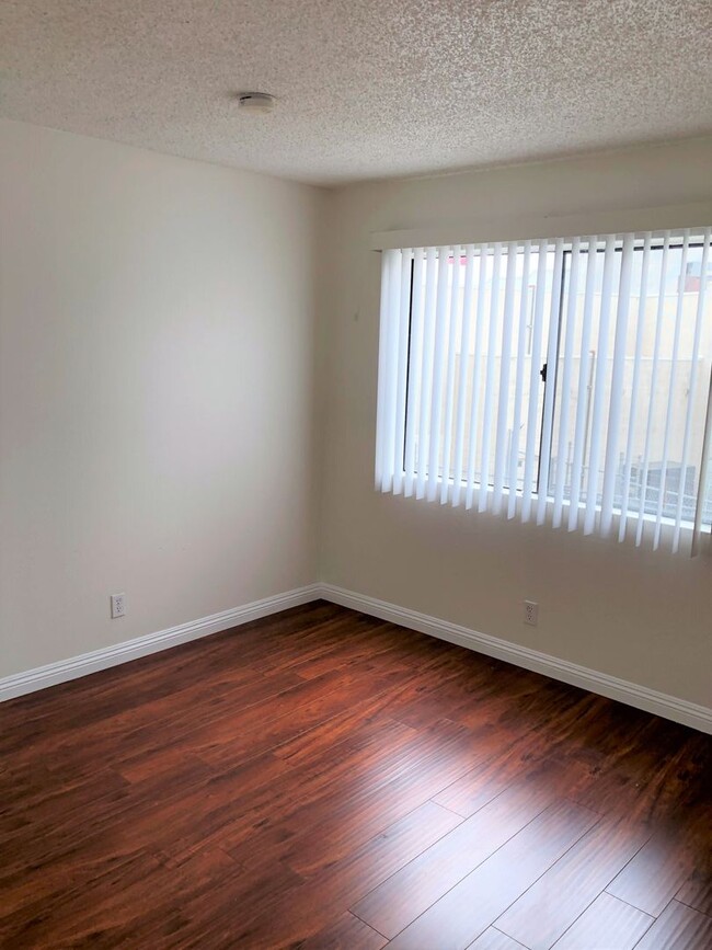 Building Photo - Spacious, bright and HUGE 2bd/1ba + 2 park...