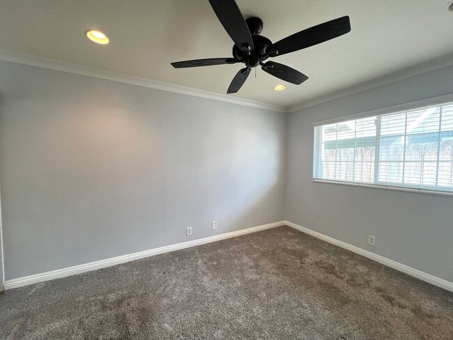 Building Photo - 4 Bedroom home available in Huntington Beach