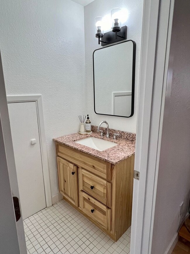 Building Photo - Available in July! Pet Friendly Fully Furn...