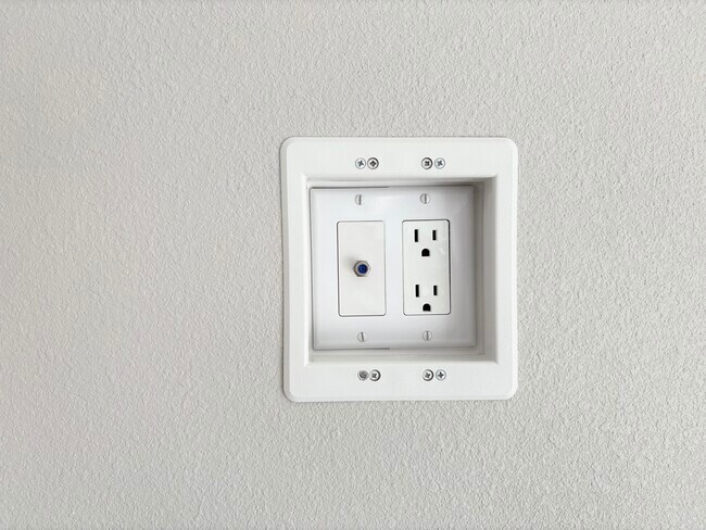 Building Photo - 3571 Lake Crest Dr