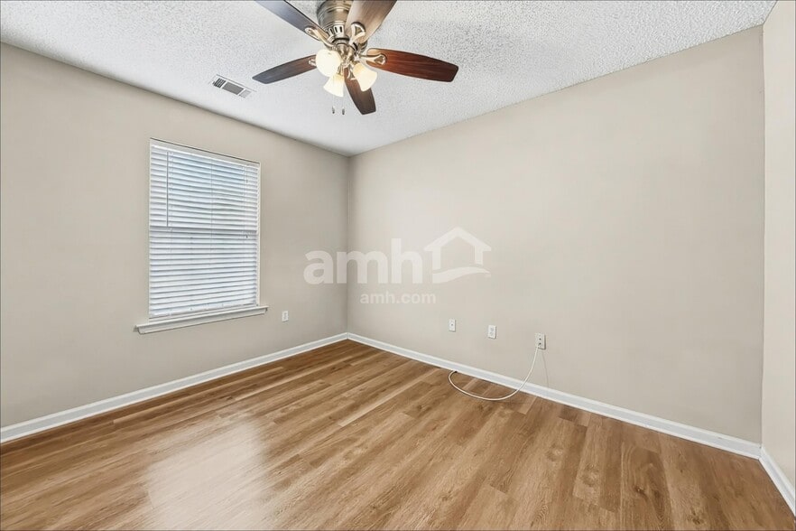 Building Photo - 8 Sandy Pond Ct