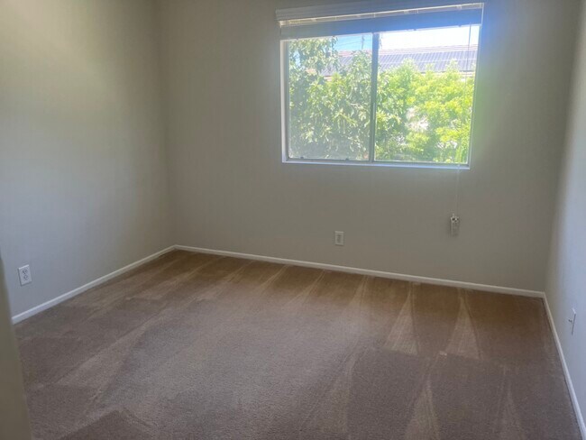 Building Photo - 11 Star Thistle