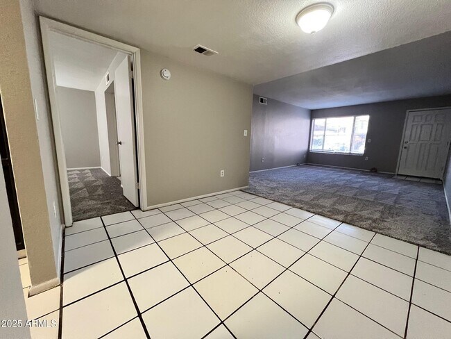 Building Photo - 1927 E Hampton Ave