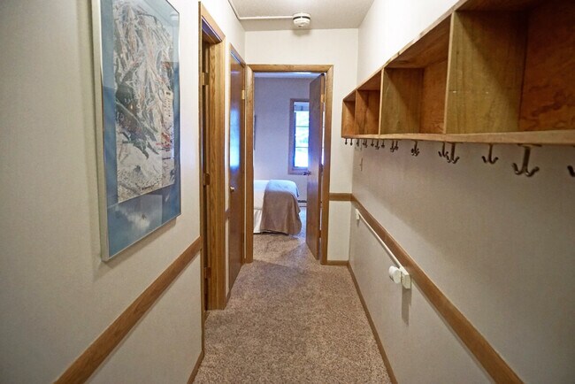 Building Photo - 2933 Mountaineer Cir