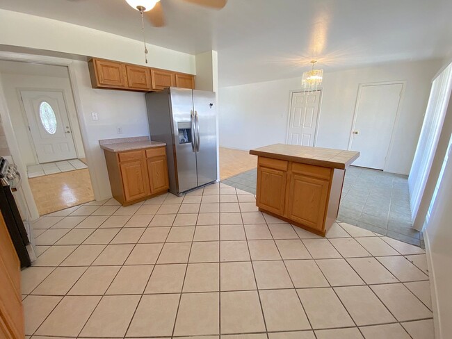 Building Photo - Northeast El Paso 4 bed(possible 5th) with...