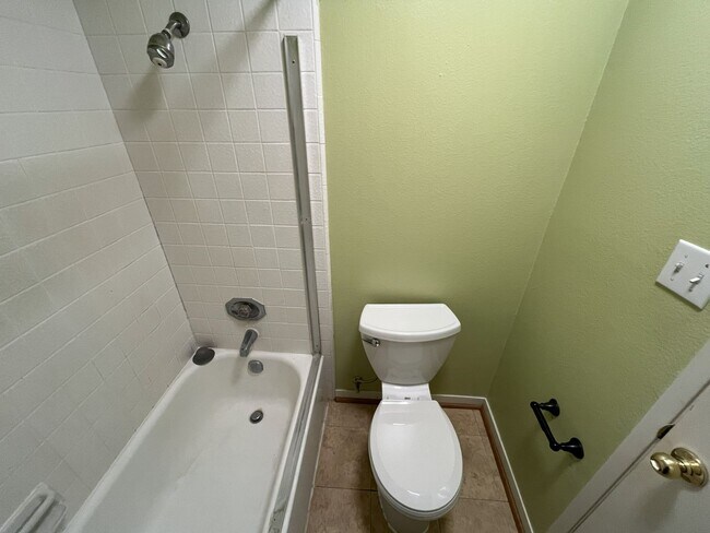 Building Photo - 1523 Hood Rd