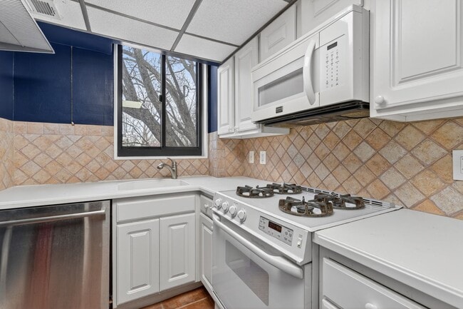 Building Photo - Professionally Managed, 2 Bedroom Corner Unit // Glover Park // Parking Included