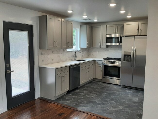 Building Photo - 322 S Arrington Dr