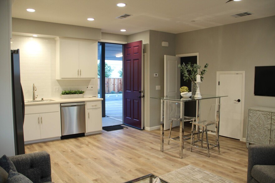 Unit 3626 Facing Front Door from Living Room - 3626 Chestnut St