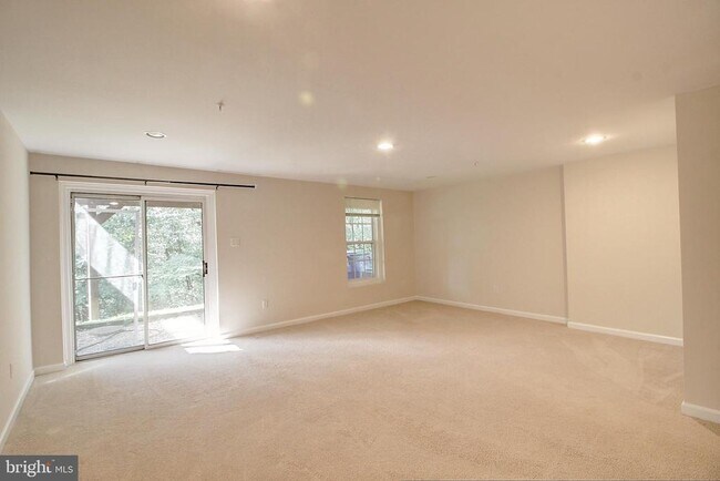 Building Photo - 8864 Briarcliff Ln